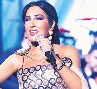 Zeki-Muren-anisina-gladyator-kostumuyle-sahneye-cikti-featured