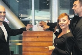 Pelin Akil Şaşkına Döndü: Vücuduna Yapışan Kaşıklar Olay Oldu 1 thumbnail