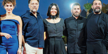 Altin-Portakalda-soylesiler-ve-Suzan-Kardese-odul-featured