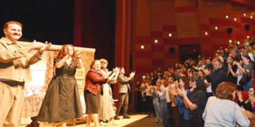 Bir-Aile-Provasi-kapali-gise-alkislaniyor-featured