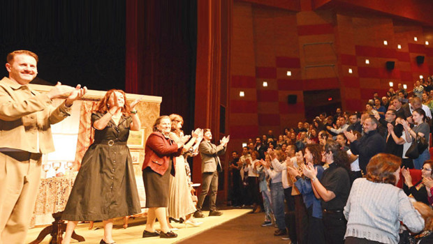 Bir-Aile-Provasi-kapali-gise-alkislaniyor-featured
