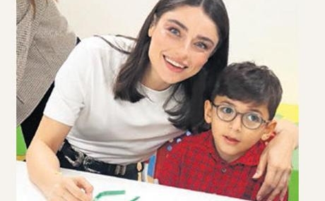 Cocuklarla-birlikte-yesil-kurdeleler-yapti-featured