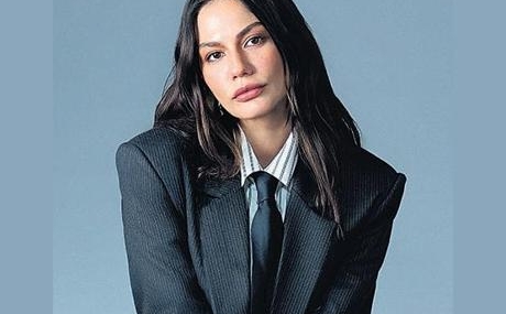 Demet-Ozdemir-Set-Ozlemini-Reklam-Filmiyle-Giderdi-featured