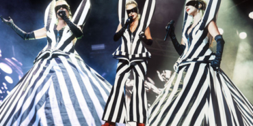 Hande-Yener-Harbiye-sahnesinde-iki-duet-yapti-featured