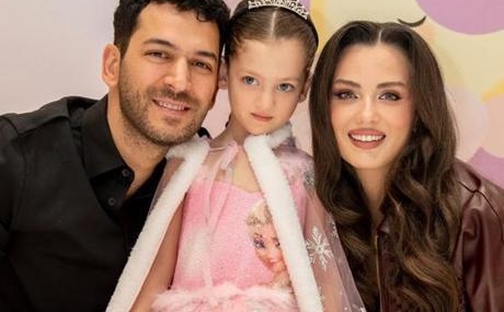 Murat-Yildirim-ve-Iman-Elbani8217den-mutlu-aile-pozu-Miray-4-yasinda-featured