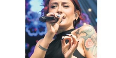 Sahnede-‘bebek-istegini-dile-getirdi-featured