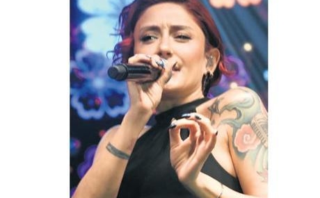 Sahnede-‘bebek-istegini-dile-getirdi-featured