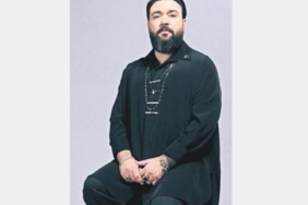 Sarkici Sana Tutuluyorum ile solo kariyere basladi featured