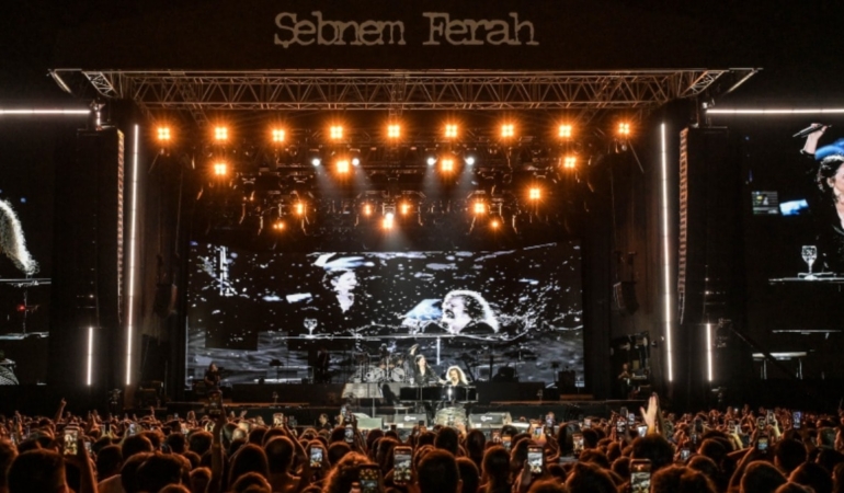 Sebnem-Ferah-Antalyayi-Salladi-15-Bin-Kisilik-Dev-Koro-featured